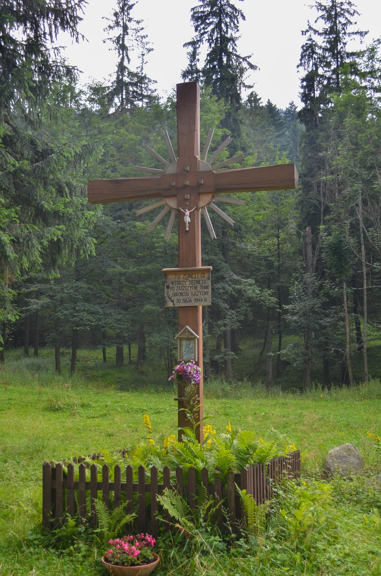 Krzyż obok pomnika Prometeusz Rozstrzelany w Zakopanem
