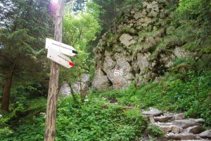 Odbicie szlaku do jaskiń: Mylnej, Raptawickiej i Obłazkowej